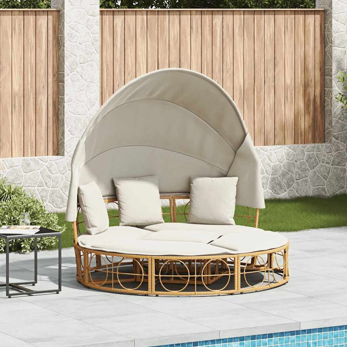 Lettino rotondo all'aperto con baldacchino e cuscini beige, vicino a una piscina.