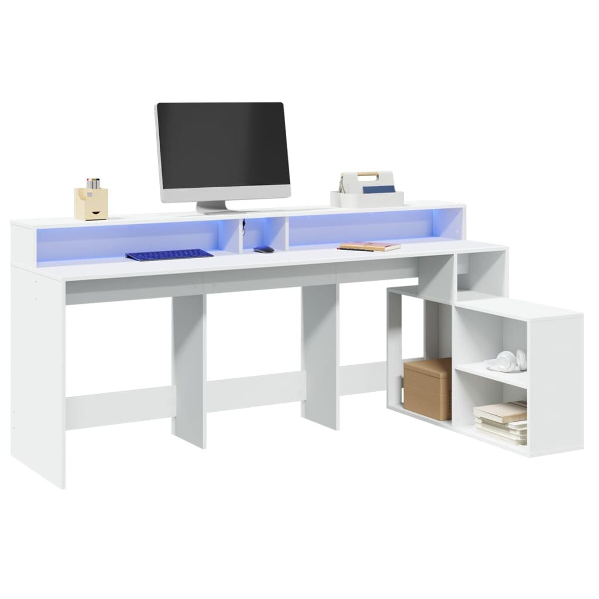 Weißer Computertisch mit Monitor, Tastatur und Stauraum. Blaue Lichtakzente.