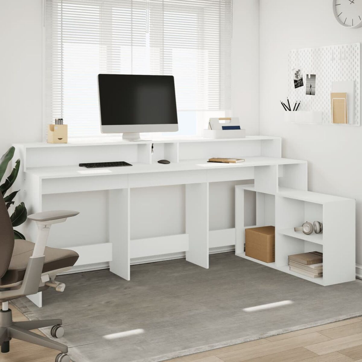 Weißes Schreibtisch-Setup mit Computermonitor, Schubladen und Regalen. Büroumgebung. Helle Beleuchtung.