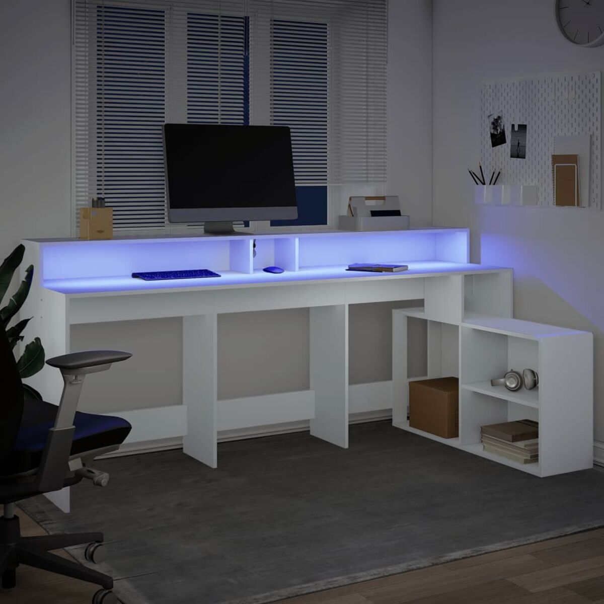 Weißer Schreibtisch mit blauer LED-Beleuchtung, Computer, Tastatur, Maus.