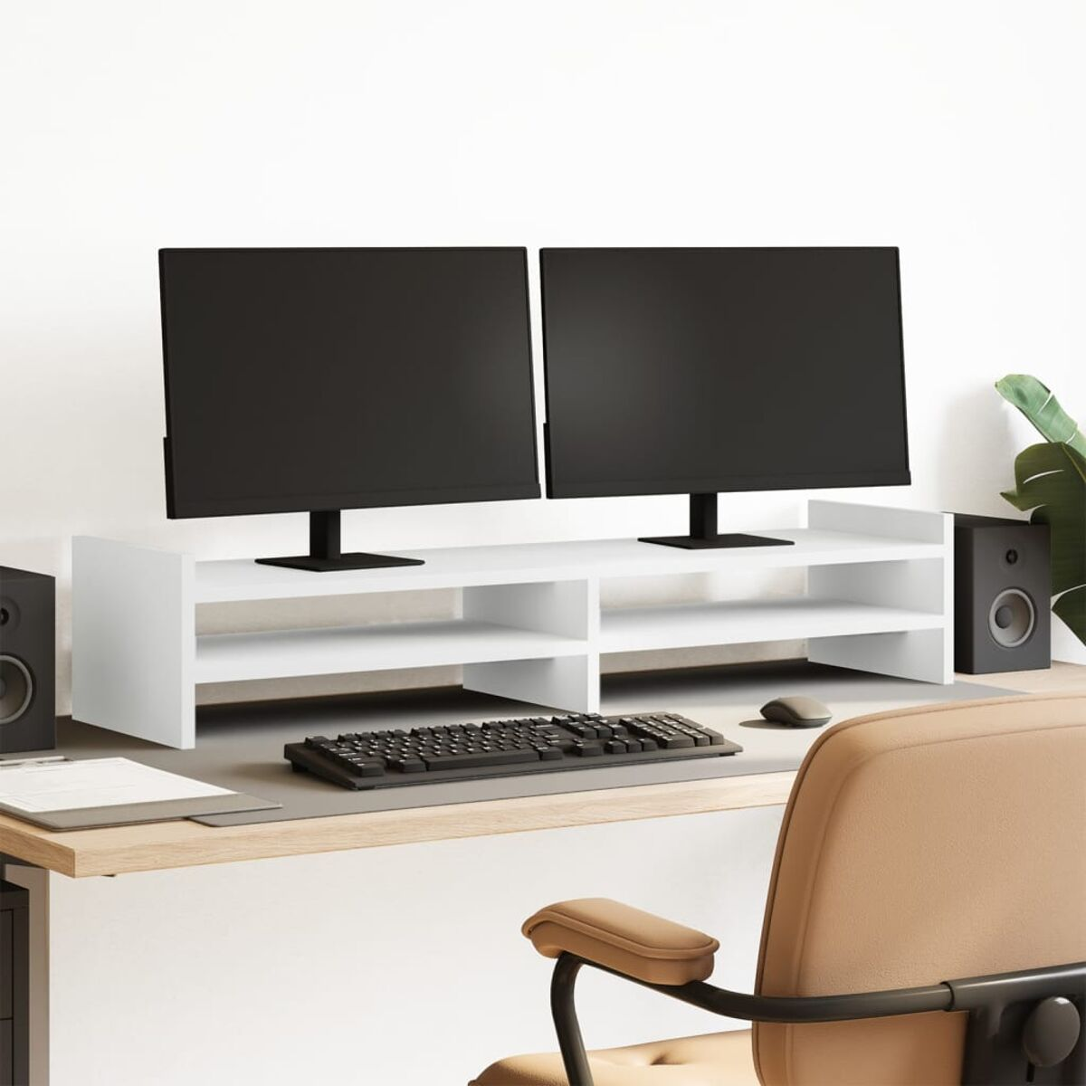 Weißer Schreibtisch-Organizer mit zwei Computermonitoren, Tastatur und Maus. Beiger Stuhl im Hintergrund.