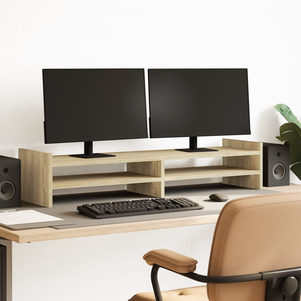 Schreibtisch mit zwei Monitoren, Tastatur, Maus. Lautsprecher an den Seiten.