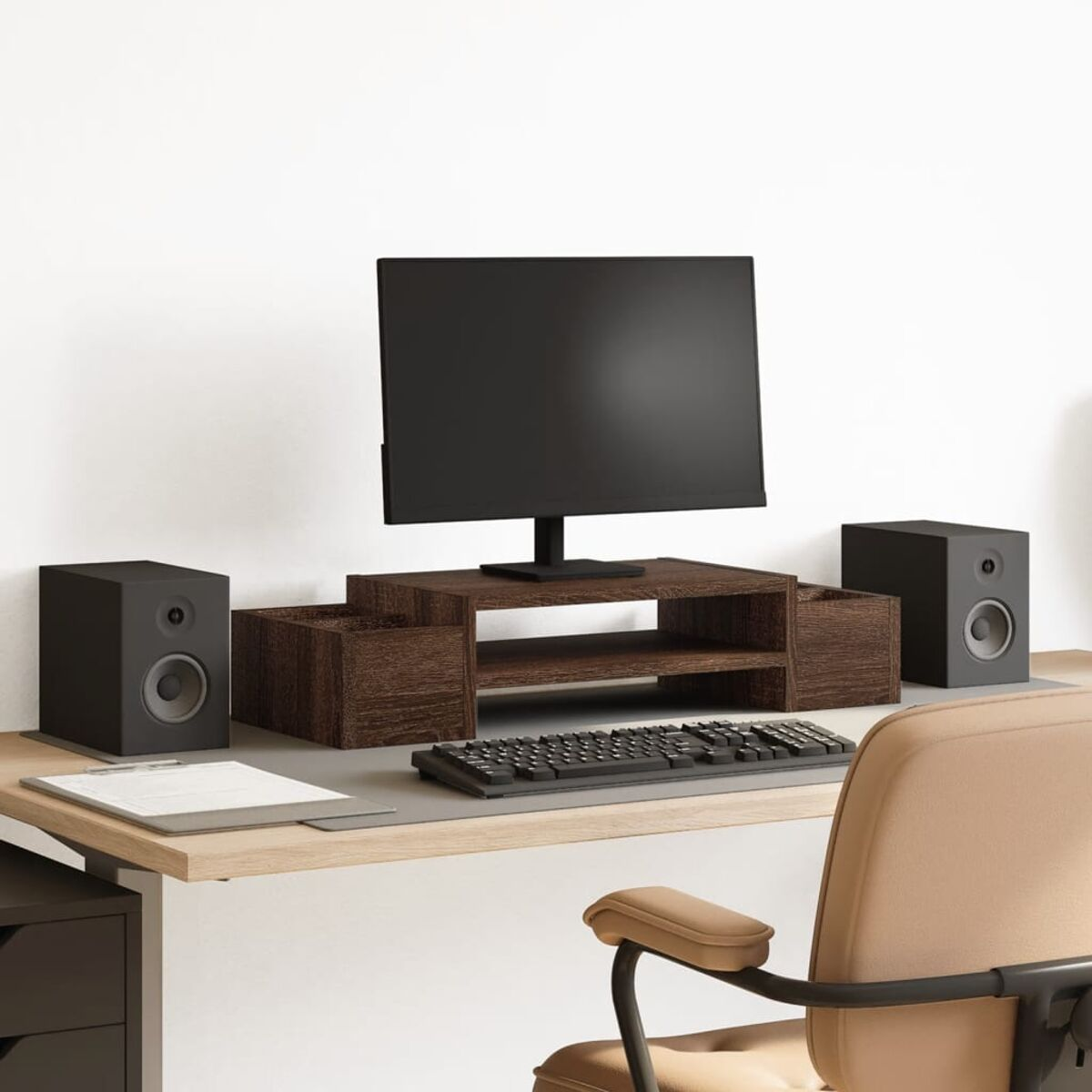 Schreibtisch-Setup: Monitor, Lautsprecher und Holzständer. Graue Schreibtischunterlage.
