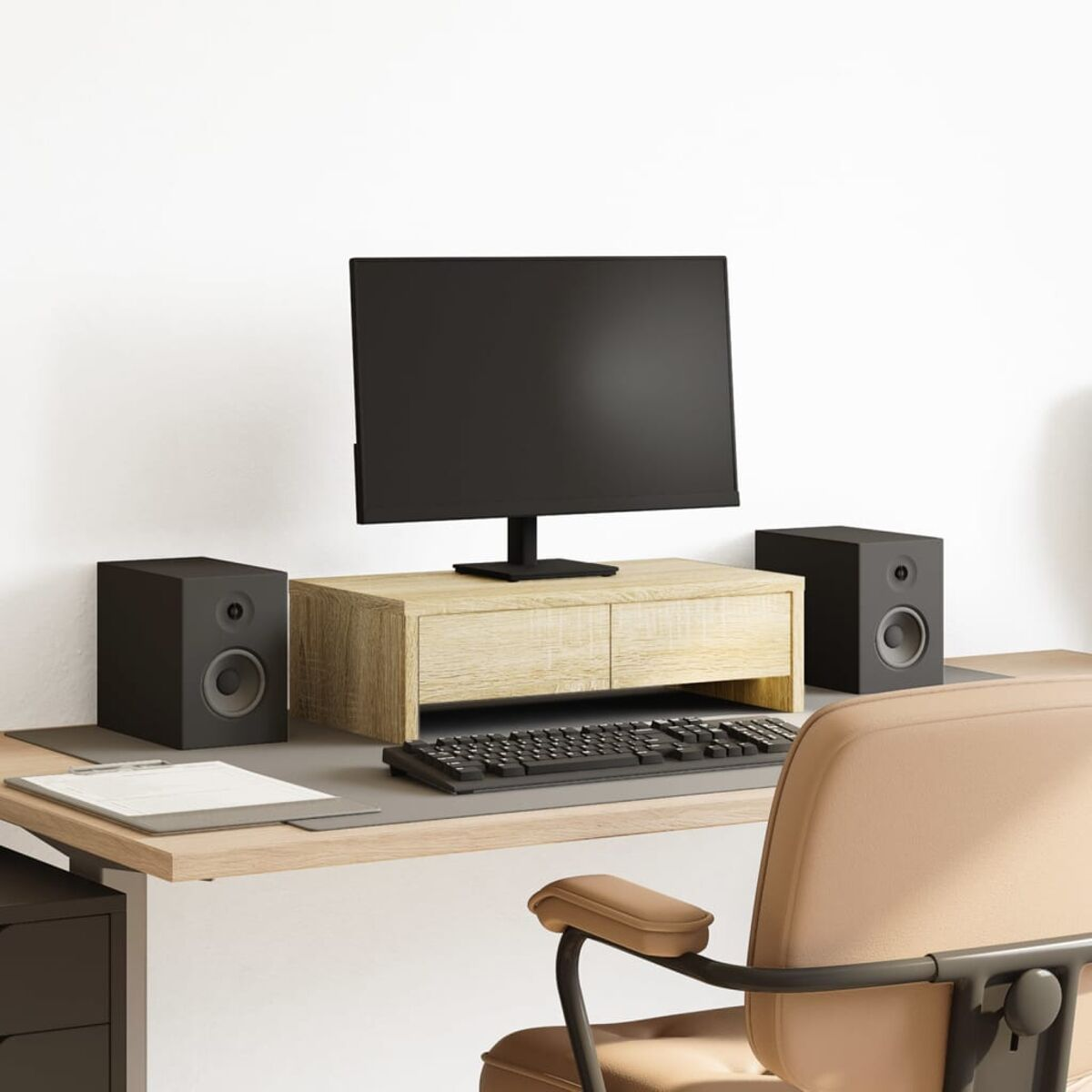 Holzschreibtisch mit Monitor, Lautsprechern, Tastatur und Stuhl.
