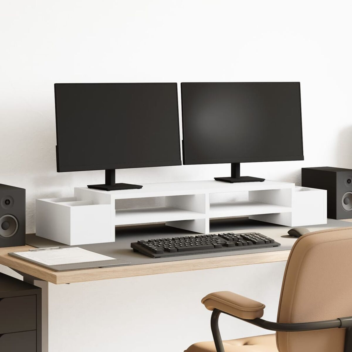 Schreibtisch-Setup mit zwei Monitoren, Tastatur, Maus, Lautsprechern und einem Stuhl.
