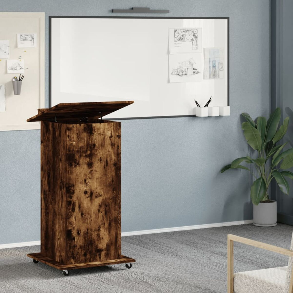 Hölzernes Podium auf Rädern, mit einer Whiteboard und Büromaterial.
