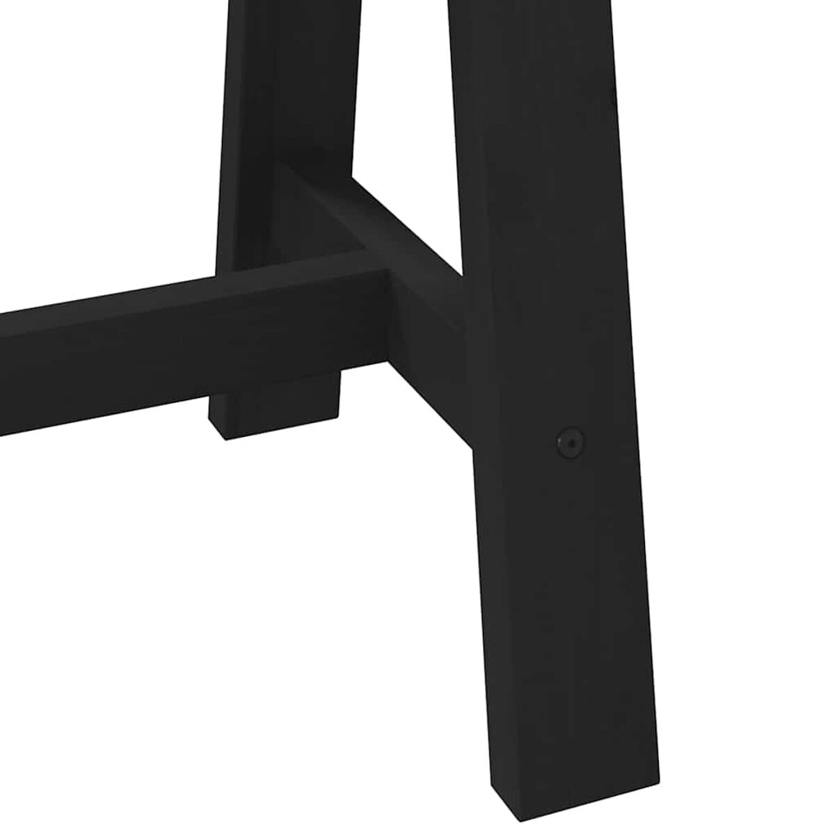 Schwarze Stuhlbeine sind sichtbar, mit einer Nahaufnahme, die die Verbindung und die Form hervorhebt.