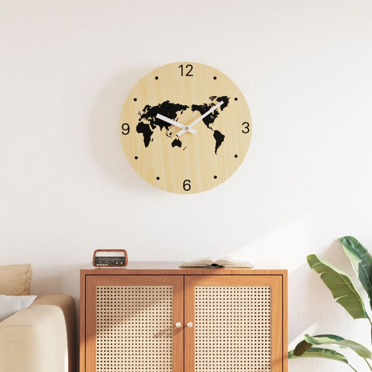 Holzuhr mit Weltkarten-Design, an der Wand montiert.