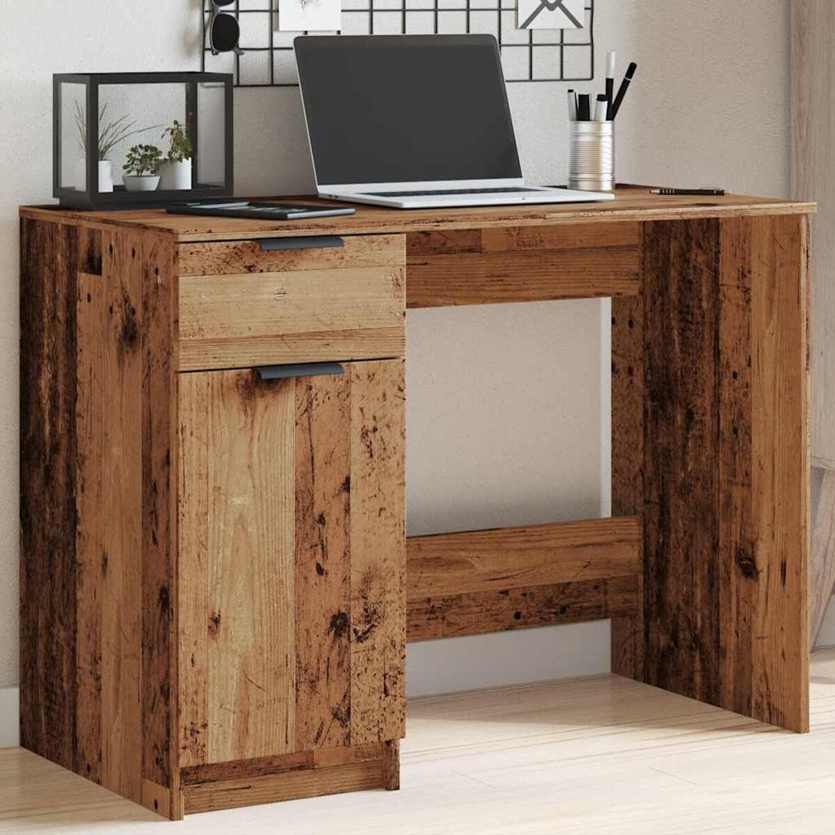 Holzschreibtisch mit Schublade, Tür und Laptop. Dunkles Holz, schwarze Hardware, Computer oben, weiße Wand.
