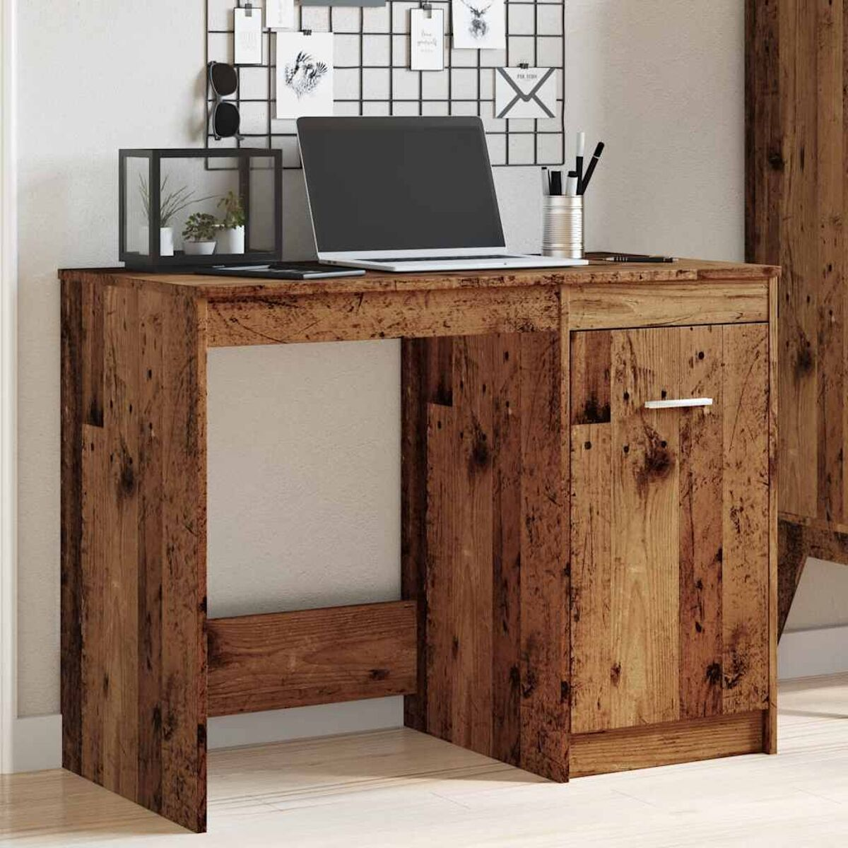 Holzschreibtisch mit Schublade und Schrank, Laptop und Zubehör oben.