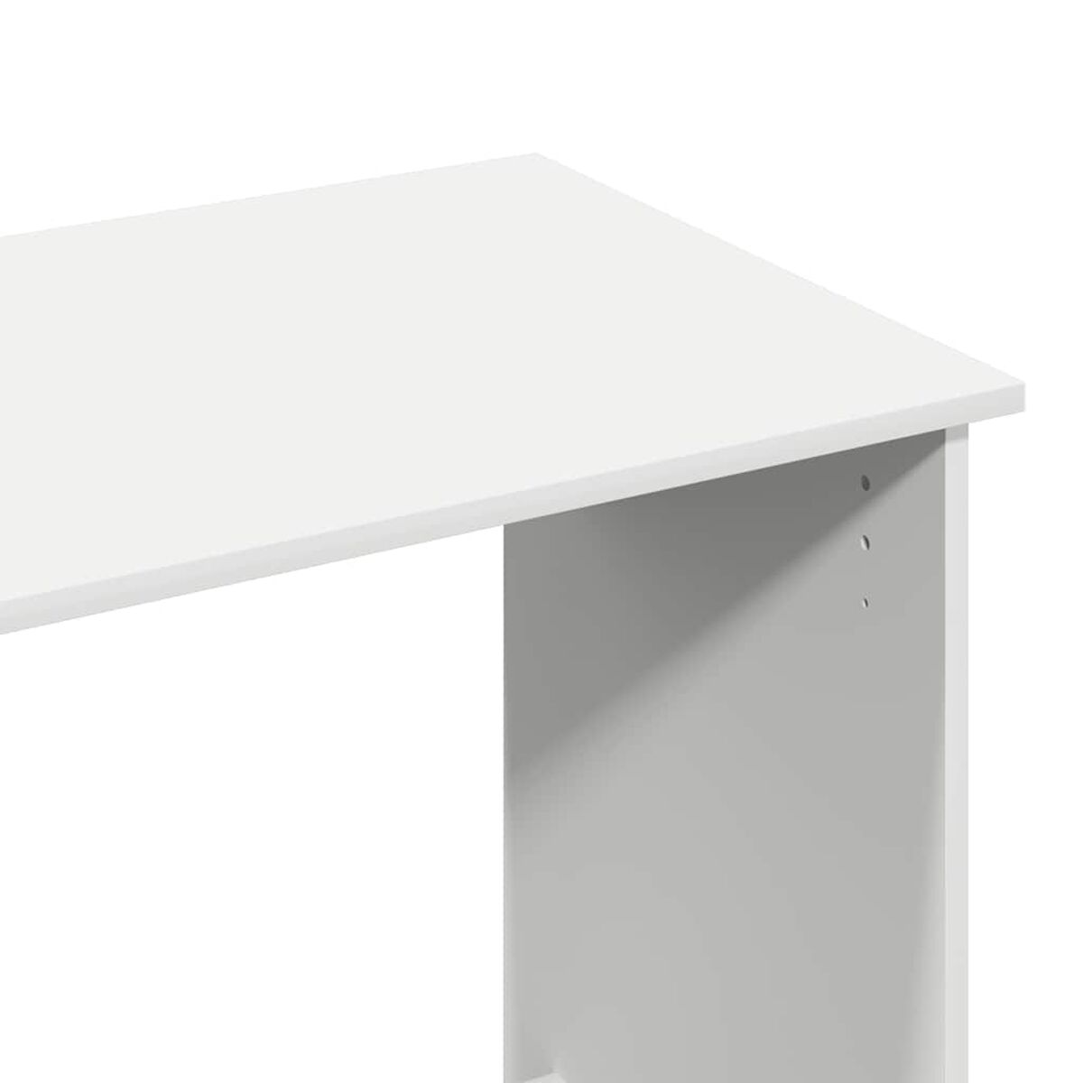 Eine Nahaufnahme der Ecke eines weißen Schreibtisches. Der Schreibtisch ist sauber und modern.