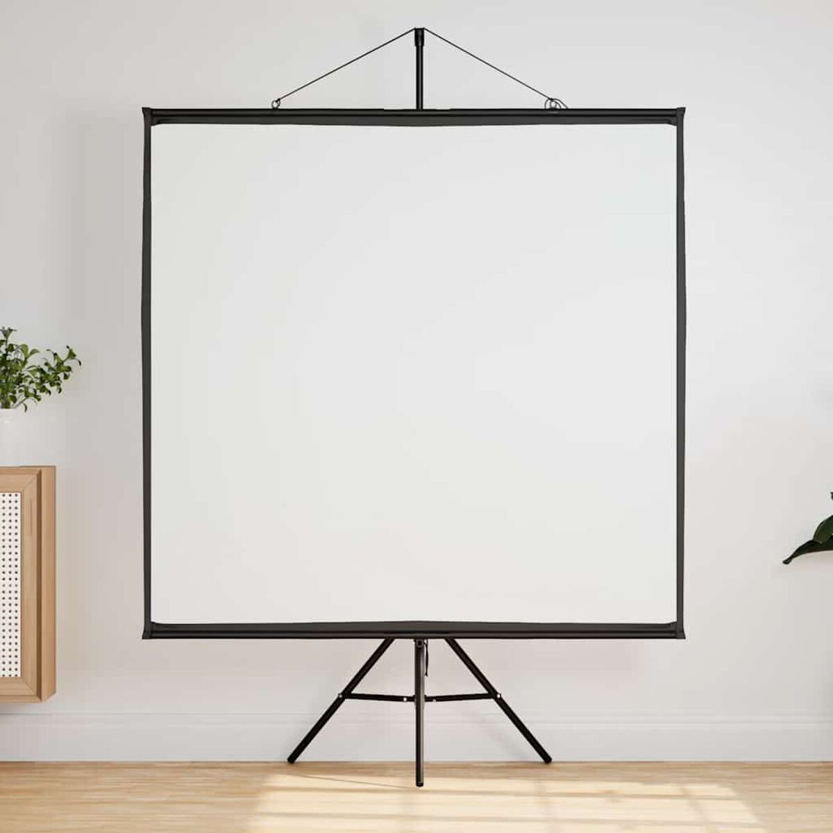 Weiße Projektionsleinwand auf schwarzem Stativ vor weißer Wand. Holzboden. Kleiner Schrank links.