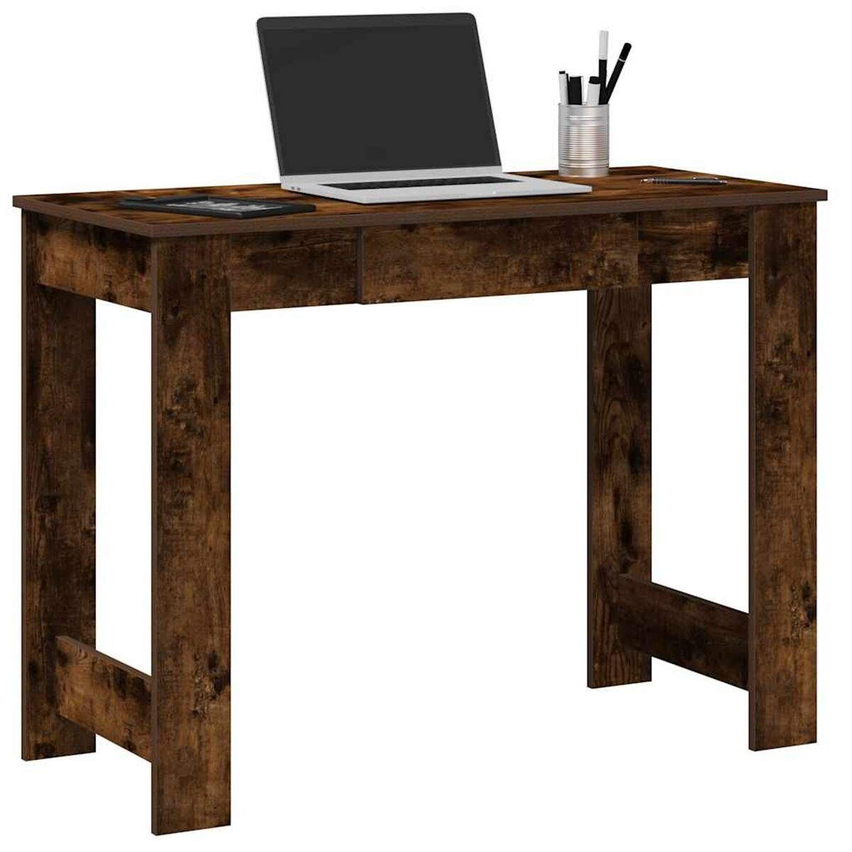Brauner Holztisch mit Laptop, Stiften und Tablet. Weißer Hintergrund.