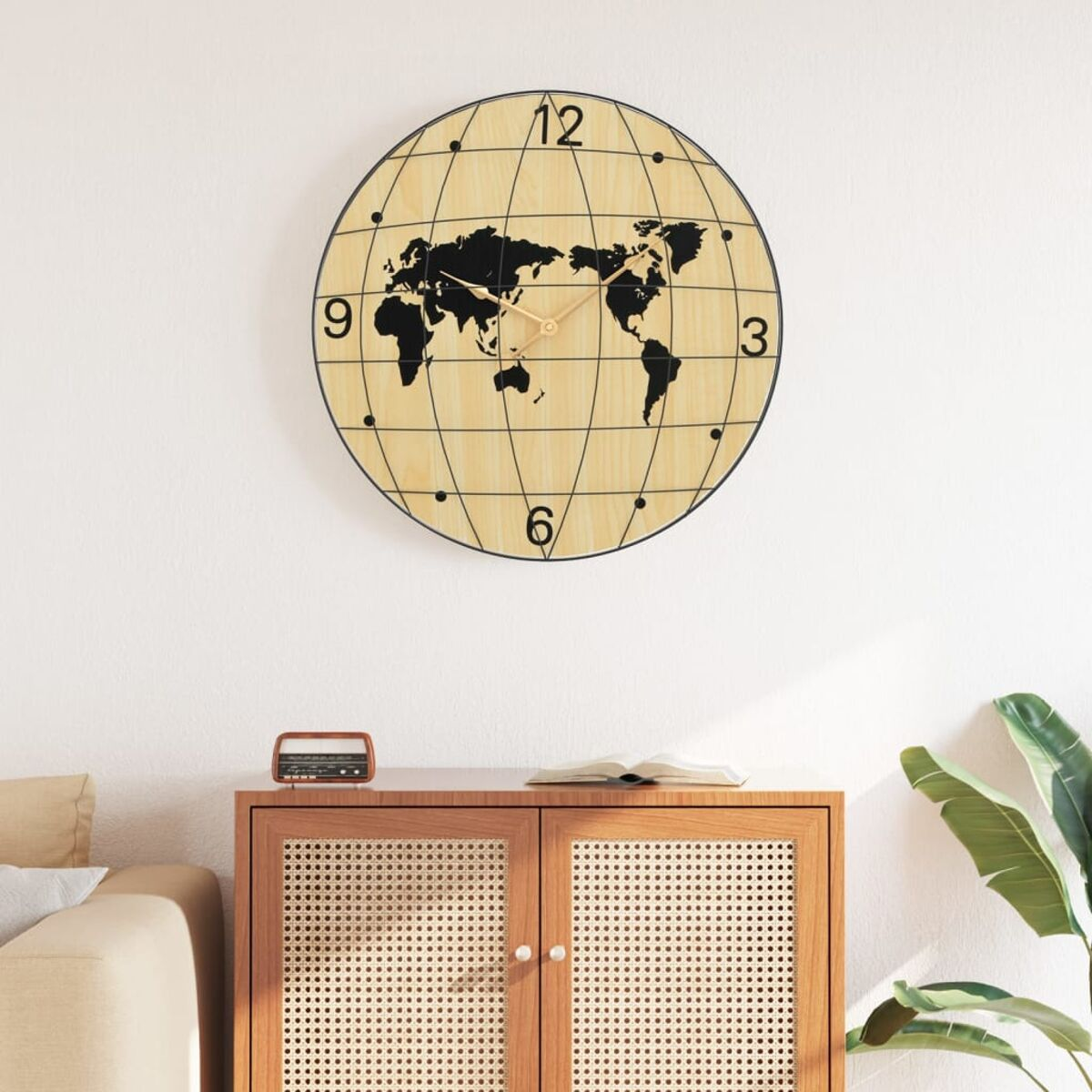 Weltkarten-Uhr an einer weißen Wand. Unter der Uhr befindet sich ein Holzschrank.