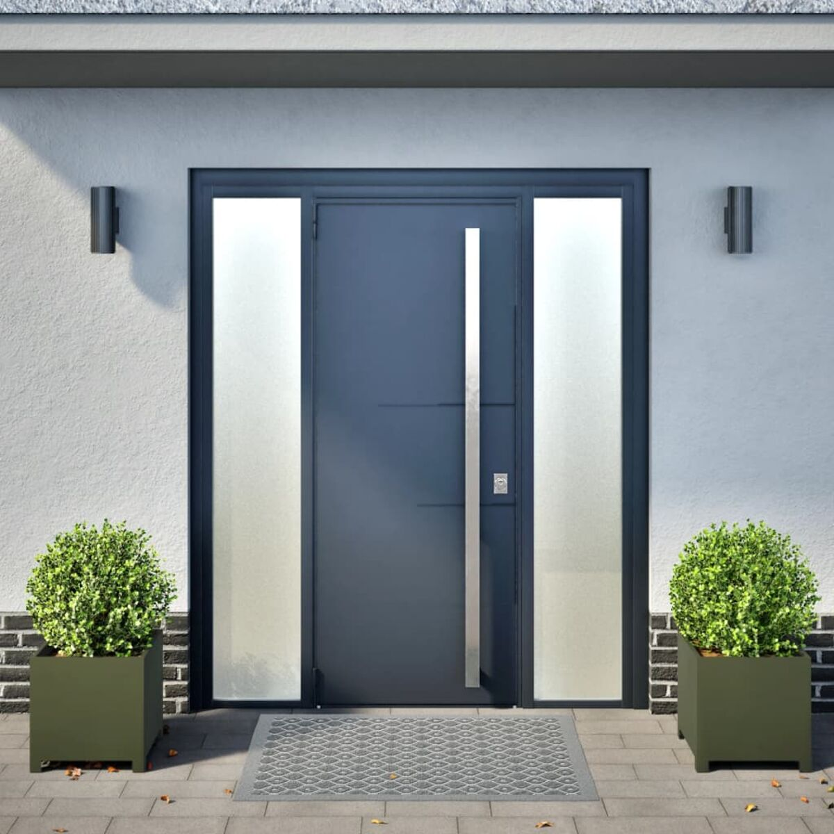 Fronte di una casa: porta, finestre laterali e fioriere. Due piante verdi incorniciano la porta.