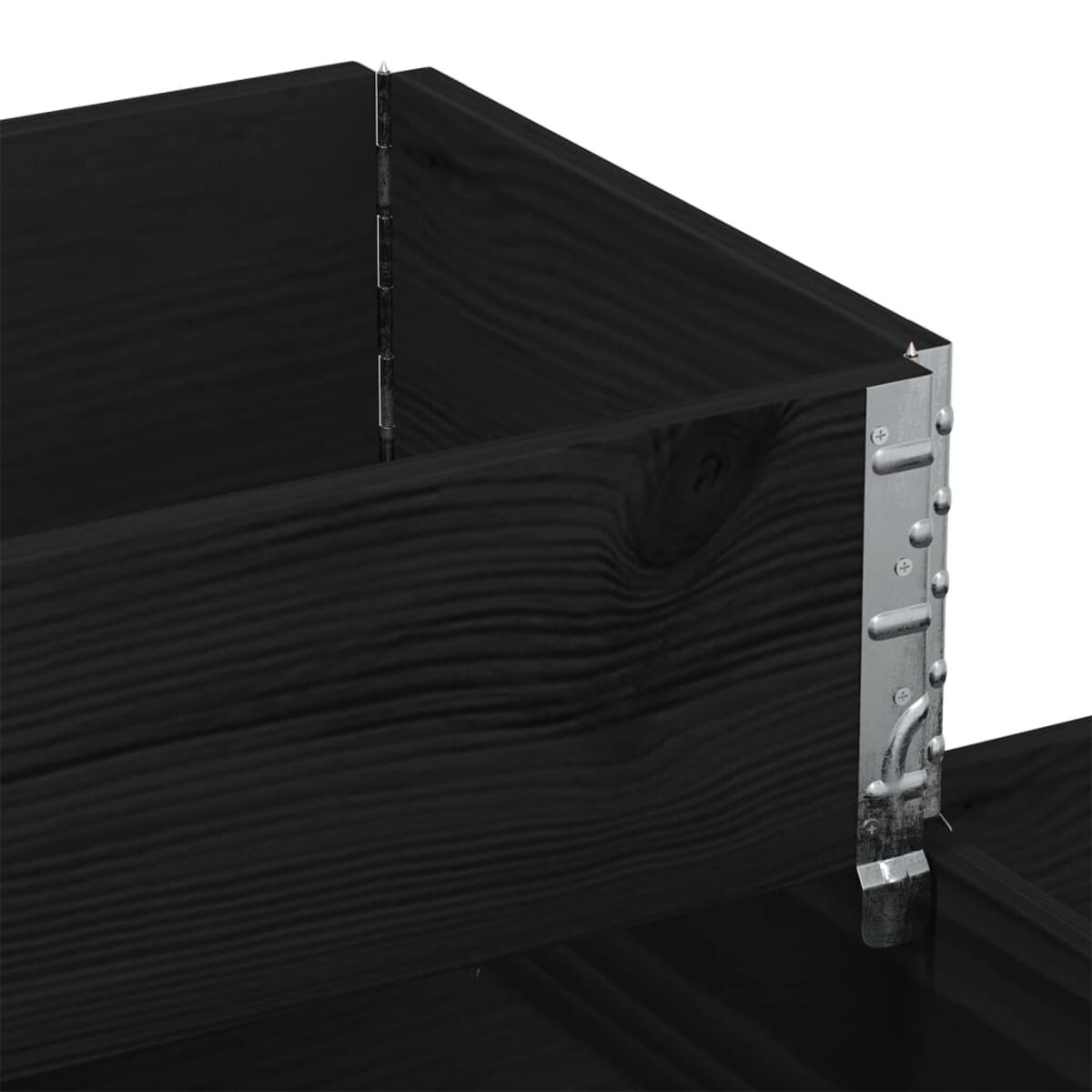 Dettaglio della fioriera in legno nero. Legno scuro, cerniere metalliche.