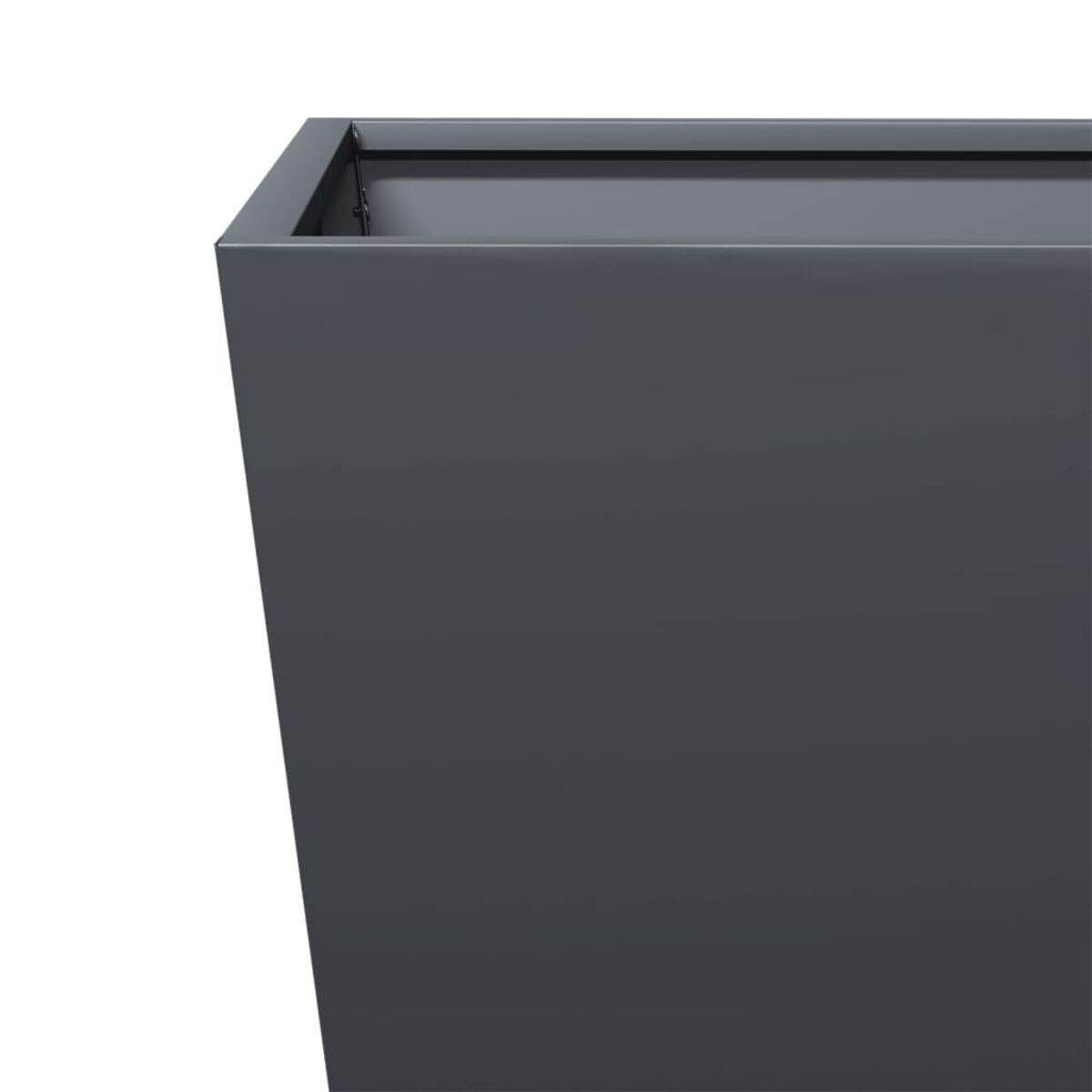 Primo piano di una fioriera grigio scuro, quadrata, con leggera inclinazione.