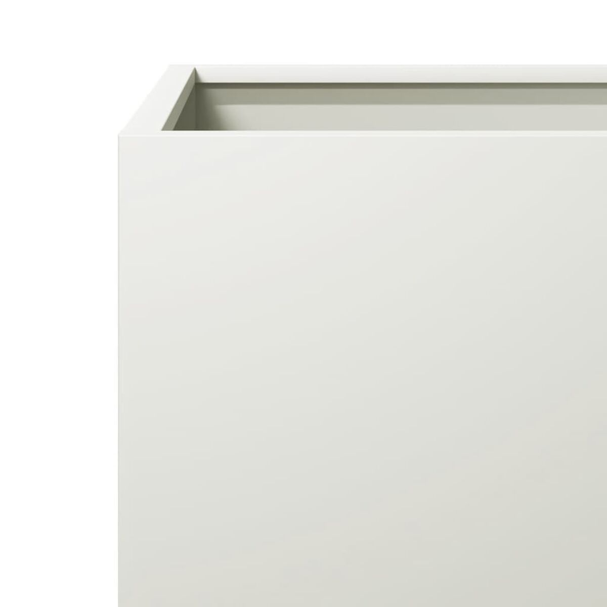 Primo piano di una fioriera quadrata bianca. Sfondo bianco.