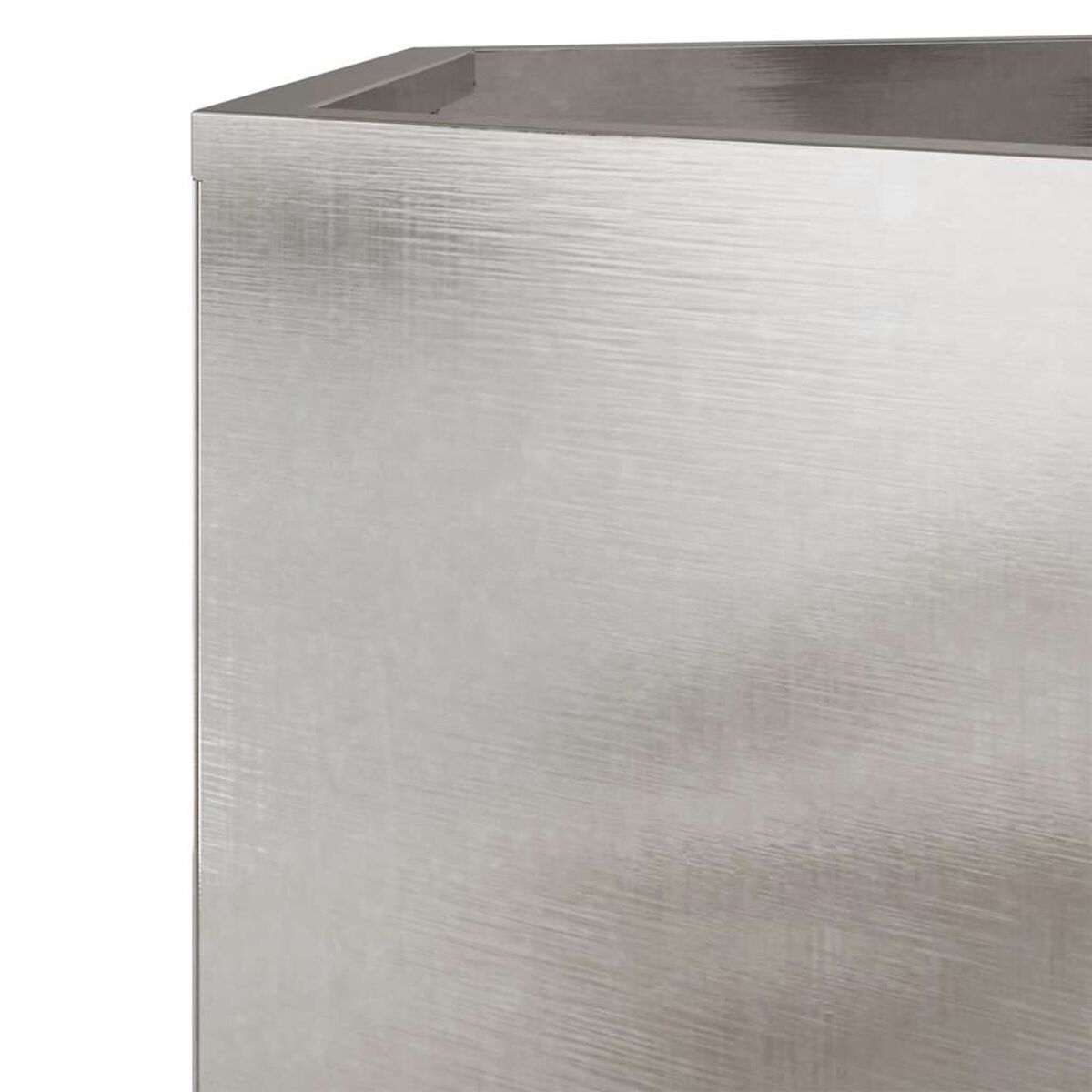 Nahaufnahme eines Pflanzgefäßes aus gebürstetem Metall. Die Oberfläche hat vertikale Linien.