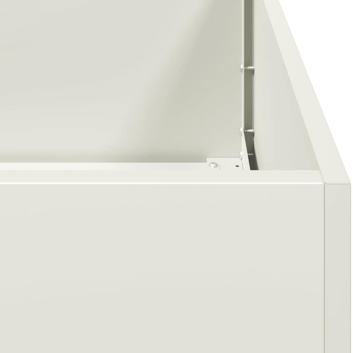 Primo piano sull'angolo di un armadio bianco. I bordi sono puliti e il materiale è liscio.