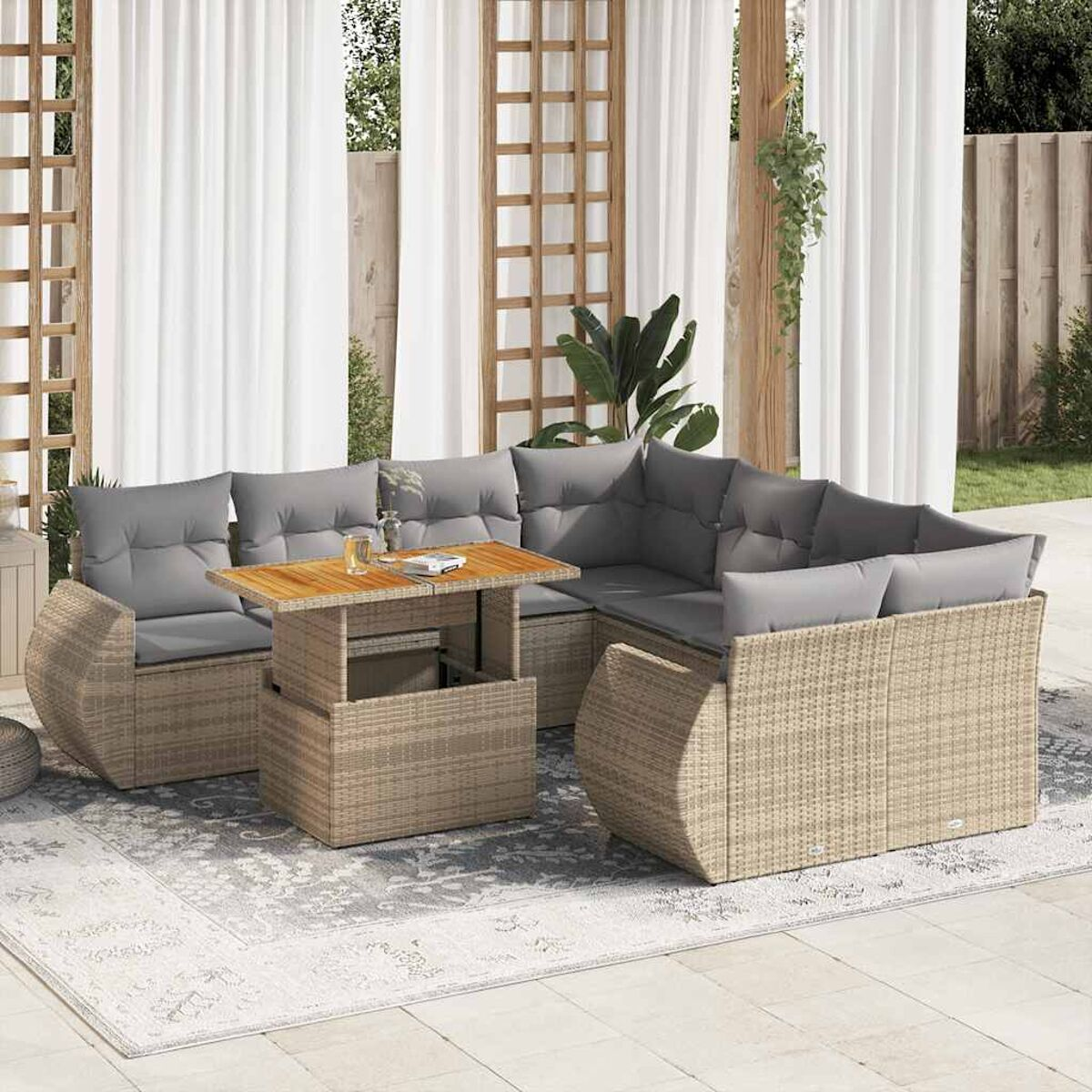 Outdoor-Rattan-Sofagarnitur mit grauen Kissen und Tisch. Szene im Garten.