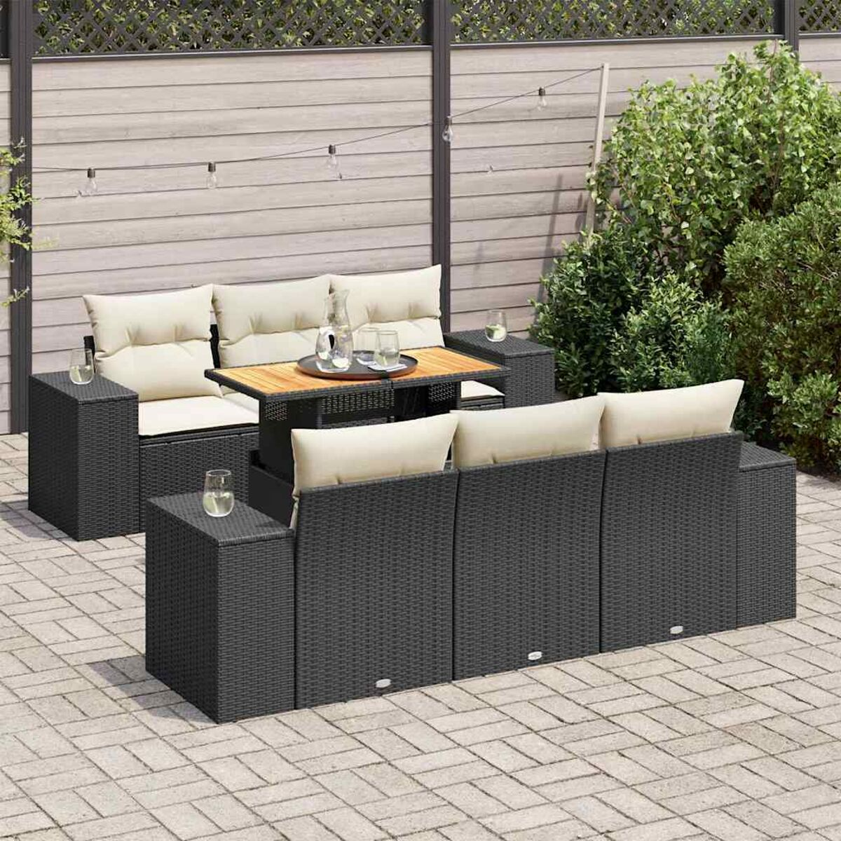 Set di mobili da patio con cuscini e tavolo.