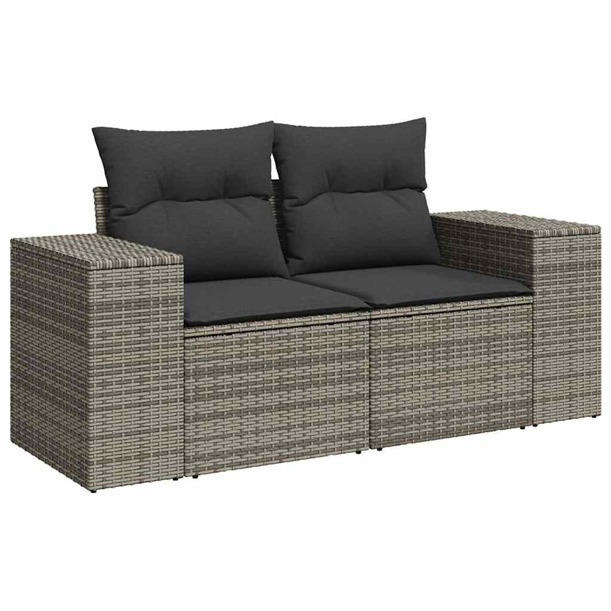 Divano in rattan grigio con due cuscini grigio scuro. Lo sfondo è bianco.
