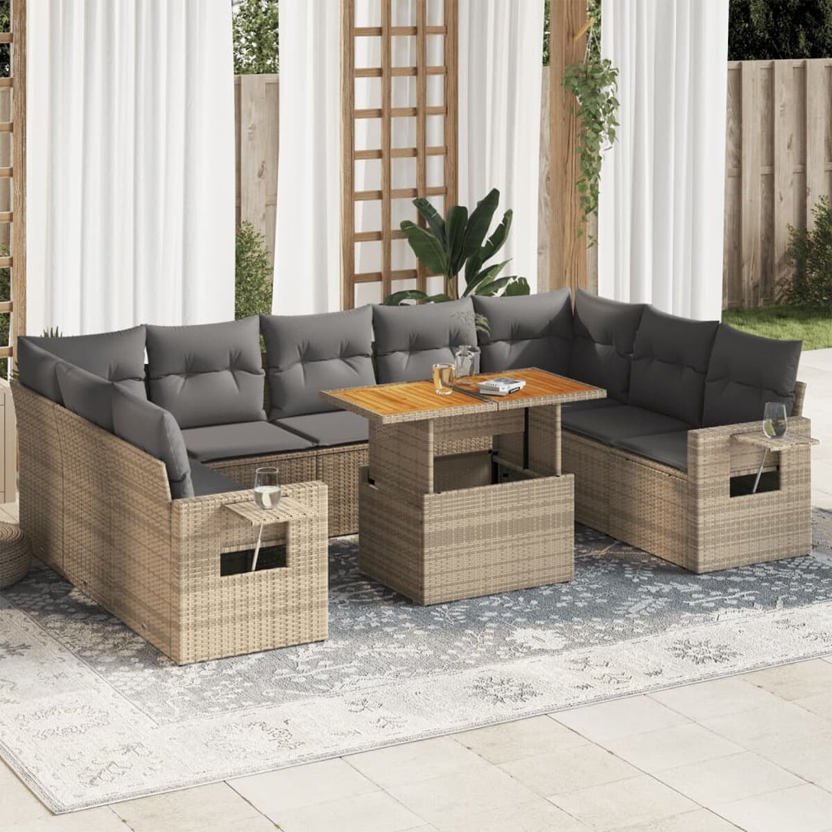 Terrassenmöbel-Set im Freien mit beigen Korbmöbeln und grauen Kissen. Enthält einen Tisch, Sitzgelegenheiten und einen Teppich.