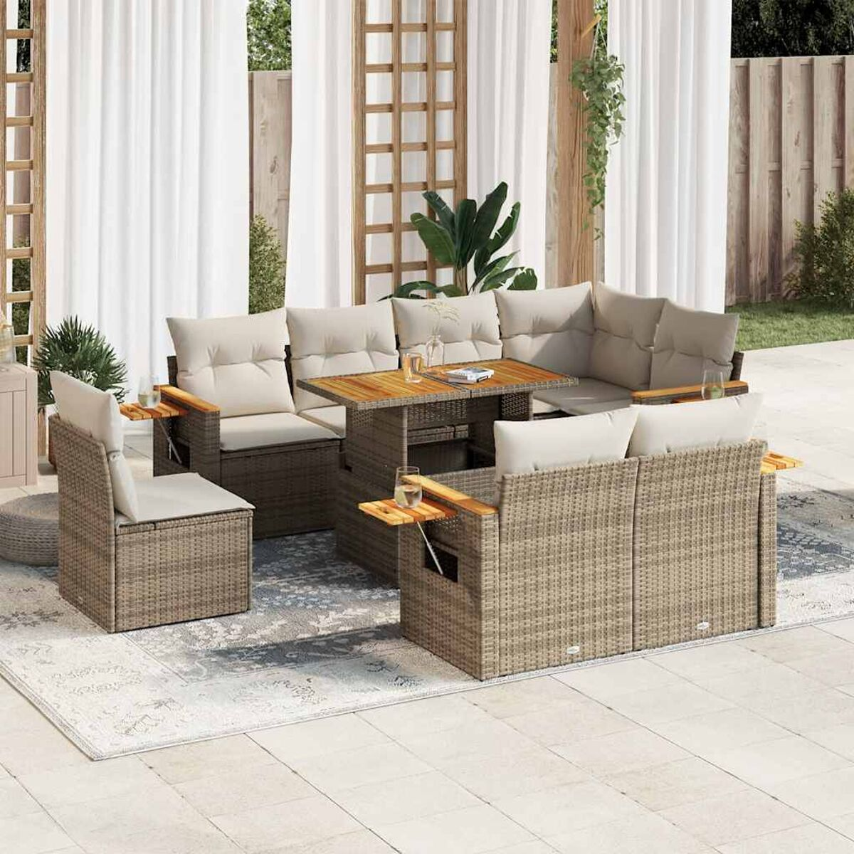 Set di mobili in vimini per esterni con tavolo e bevande, su un patio.