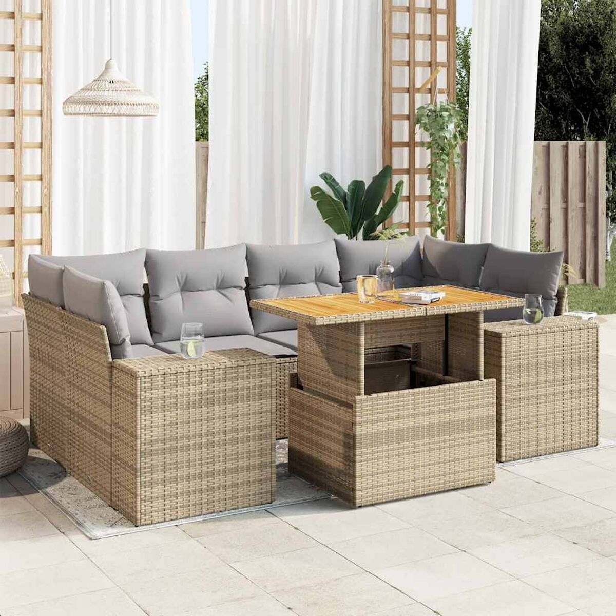 Outdoor-Korbmöbel-Set. Enthält ein Sofa, einen Tisch und einen Beistelltisch. Graue Kissen.