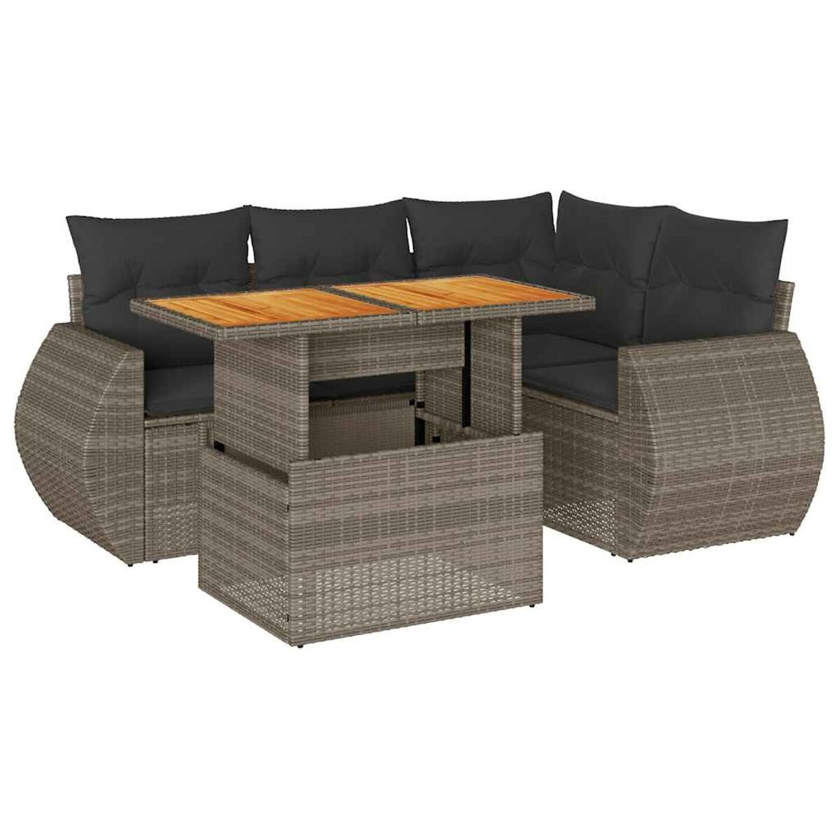 Set divano da esterno in vimini con cuscini grigi e tavolo in legno. Sfondo bianco.