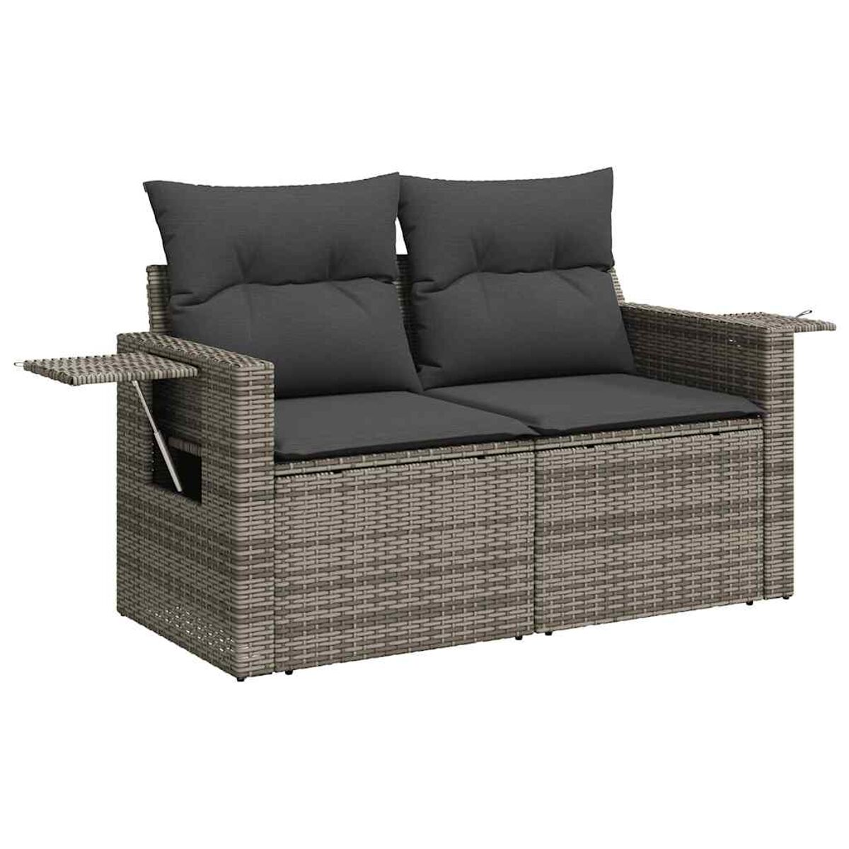 Un divano da esterno a due posti realizzato in materiale grigio intrecciato. Ha cuscini e braccioli grigio scuro.