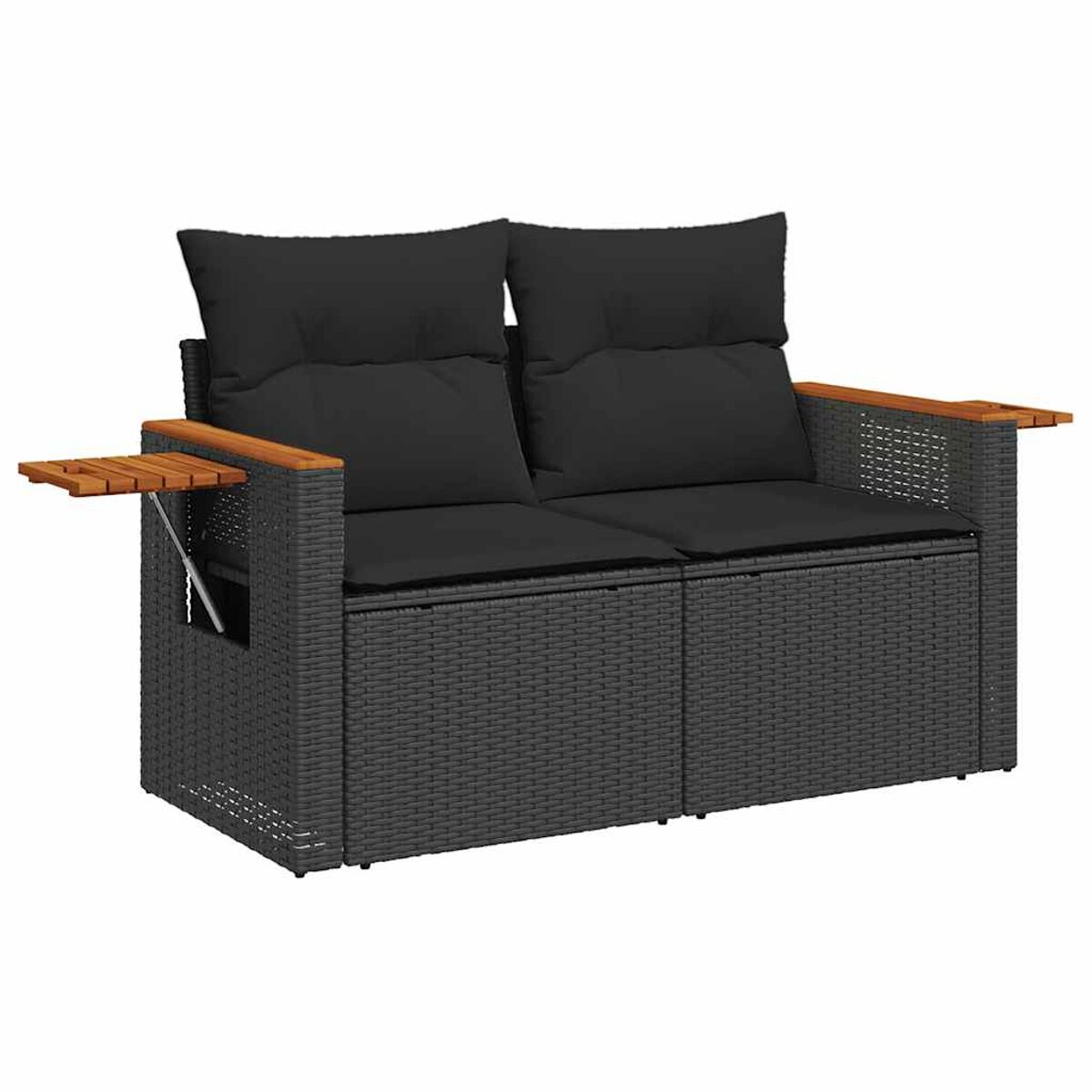 Un divano in rattan grigio scuro con cuscini neri e braccioli in legno.