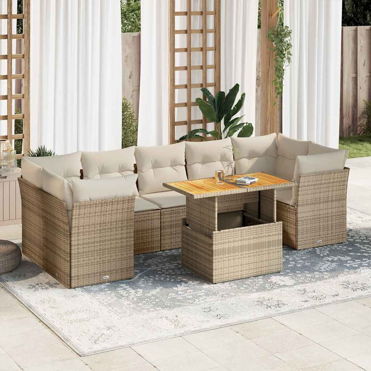 Un set di mobili da esterno in vimini con cuscini beige. Un tavolo si trova tra due sezioni.