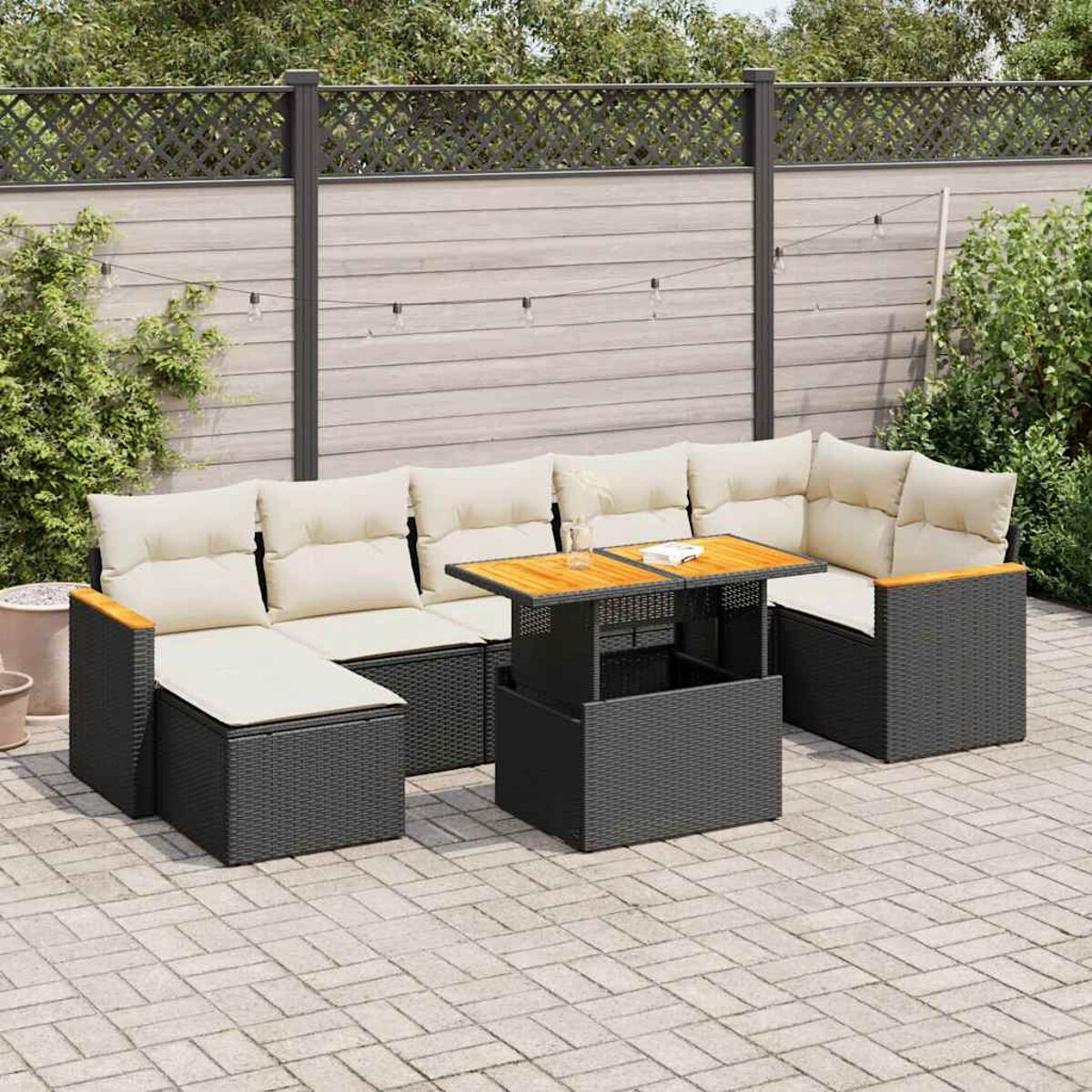 Outdoor-Sitzgruppe. Dunkelgrau, mit beigen Kissen. Tisch in der Mitte.