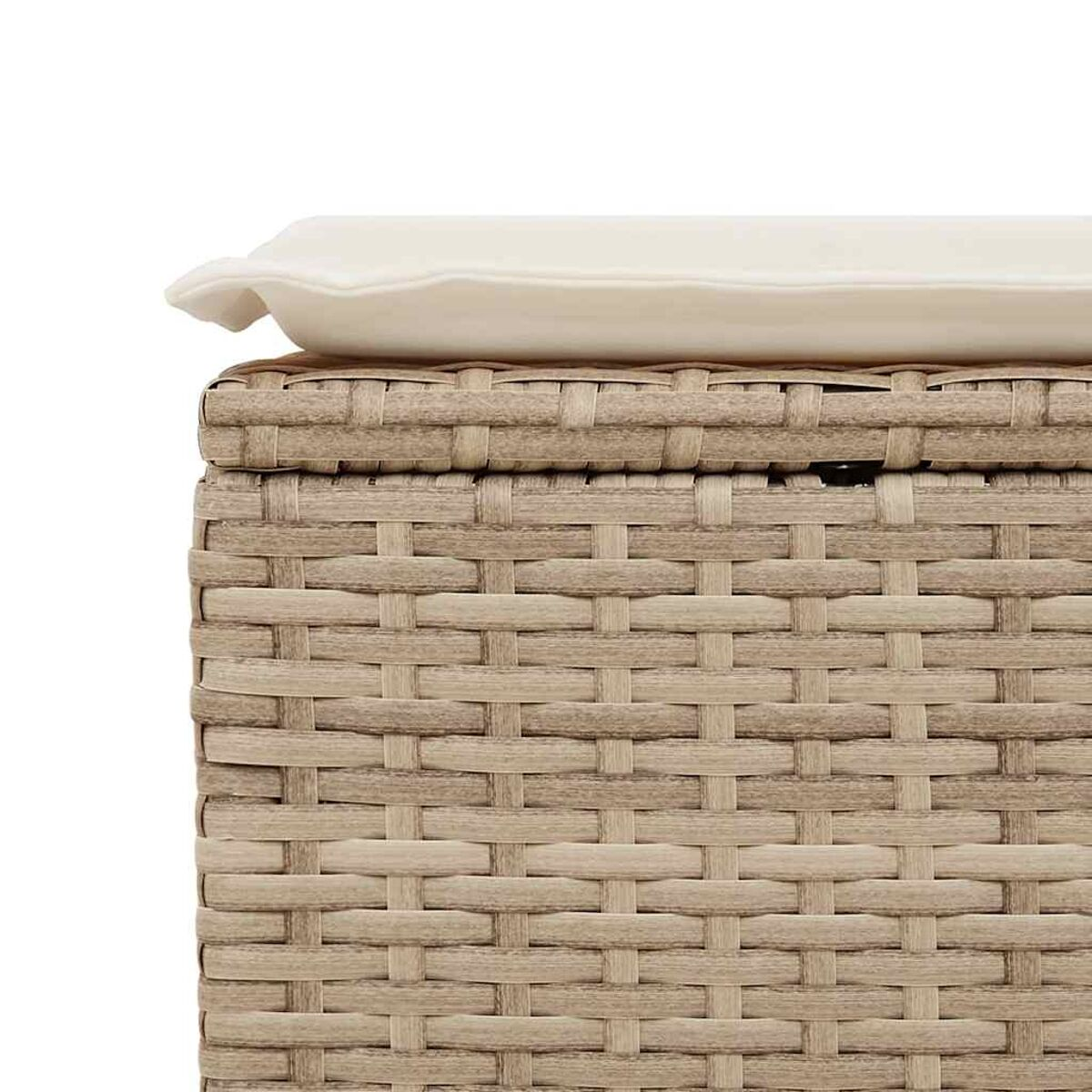 Primo piano di un cuscino in vimini. Colore beige. Mostra la trama intrecciata. Sfondo bianco.