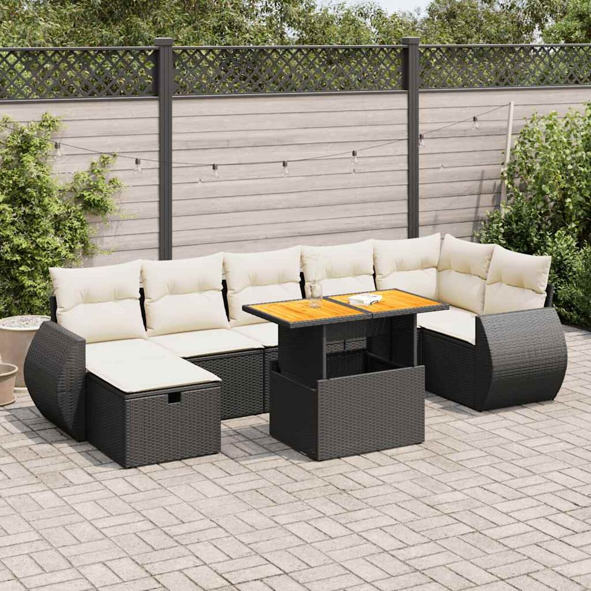Ein dunkelgraues Outdoor-Terrassenset mit beigefarbenen Kissen, einem Holztisch und einer Ziegelterrasse.