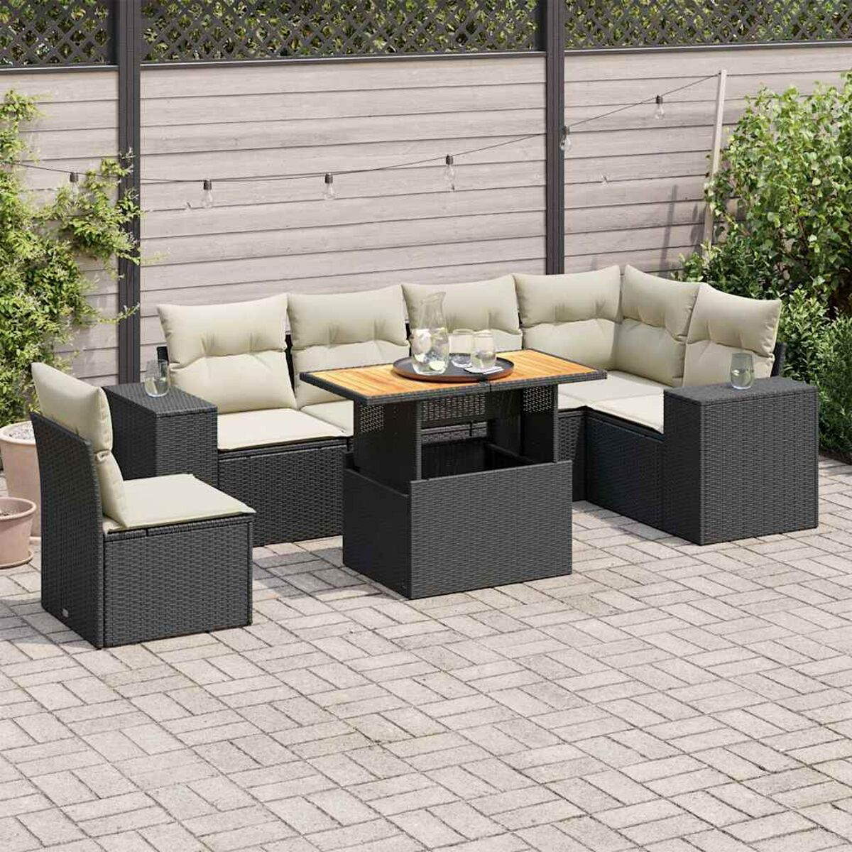 Set di sedute da esterno con tavolo, sedie e cuscini disposti su un patio.