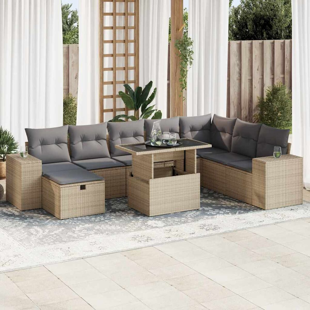 Outdoor-Ecksofa mit grauen Kissen, einem Tisch mit Hebemechanismus und hellem Korbgewebe.