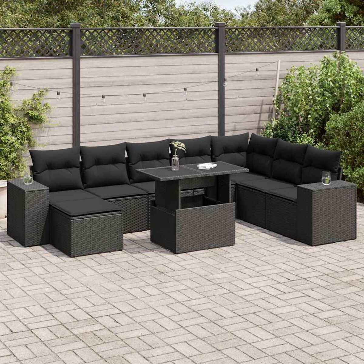 Set di mobili da patio neri con cuscini scuri.