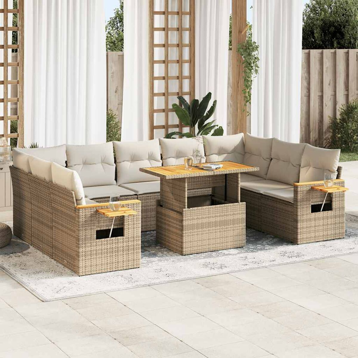 Rattan-Sofa-Set für den Außenbereich mit Hebetisch. Terrasse mit weißem Vorhanghintergrund.