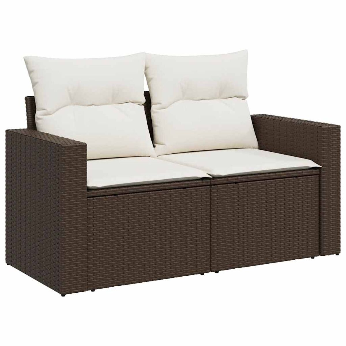 Divano a due posti in rattan marrone con due cuscini bianchi. Sfondo bianco, illuminazione chiara, scatto focalizzato.