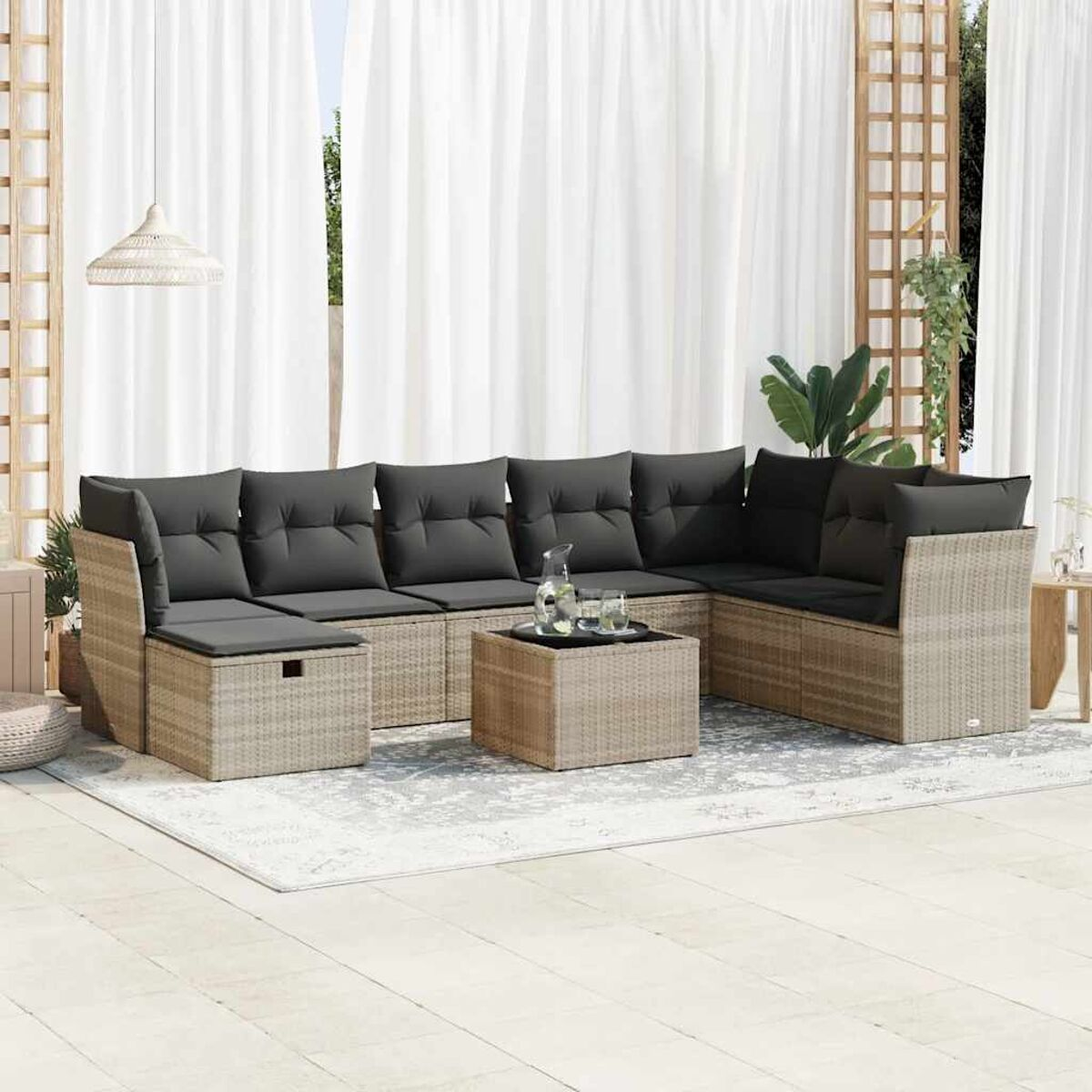 Outdoor-Ecksofa-Set, helles Korbgeflecht, dunkelgraue Kissen. Umgebung im Freien.