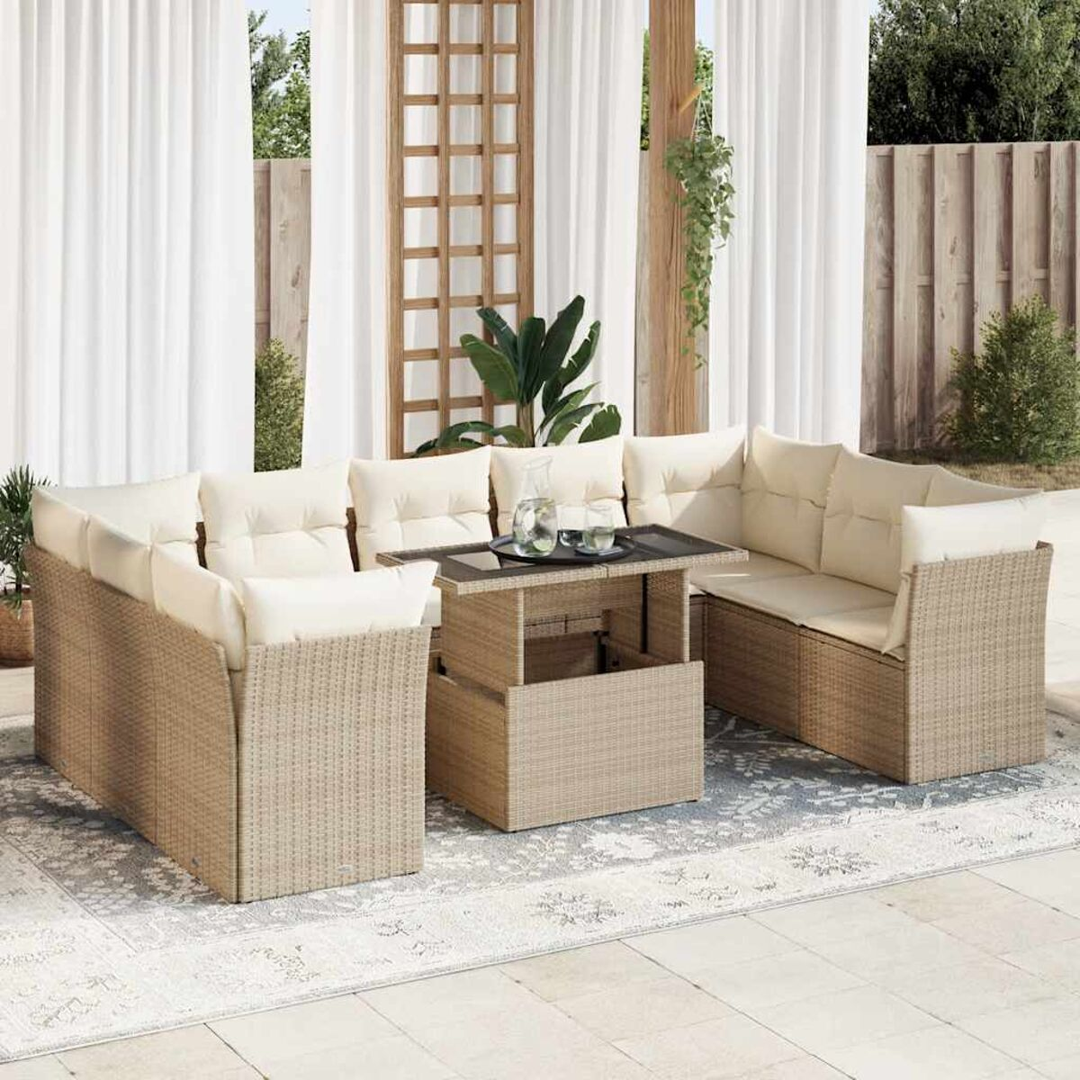 Set divano in rattan beige con cuscini beige su un patio. Include un tavolo con piano sollevabile.