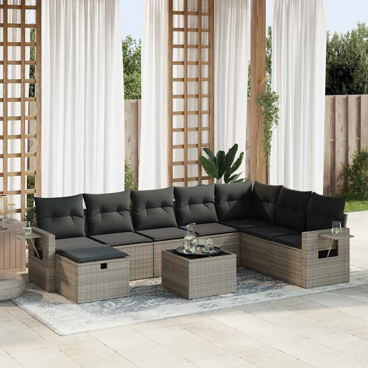 Ecksofa für den Außenbereich mit grauen Kissen, einem kleinen Tisch und einem Teppich. Die Szene hat eine entspannte Atmosphäre.