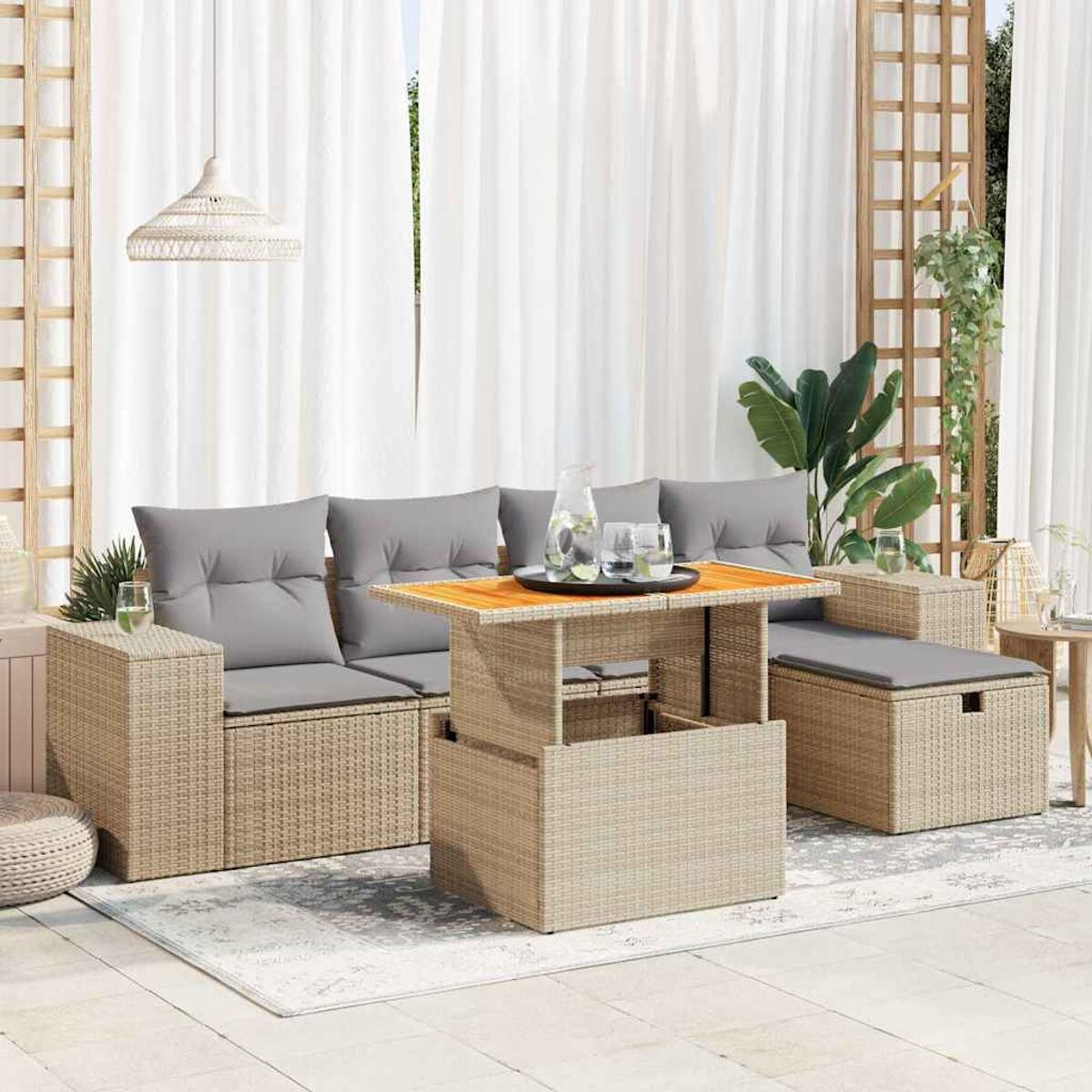 Geflochtenes Outdoor-Set mit Hebetisch, Kissen und Zubehör.