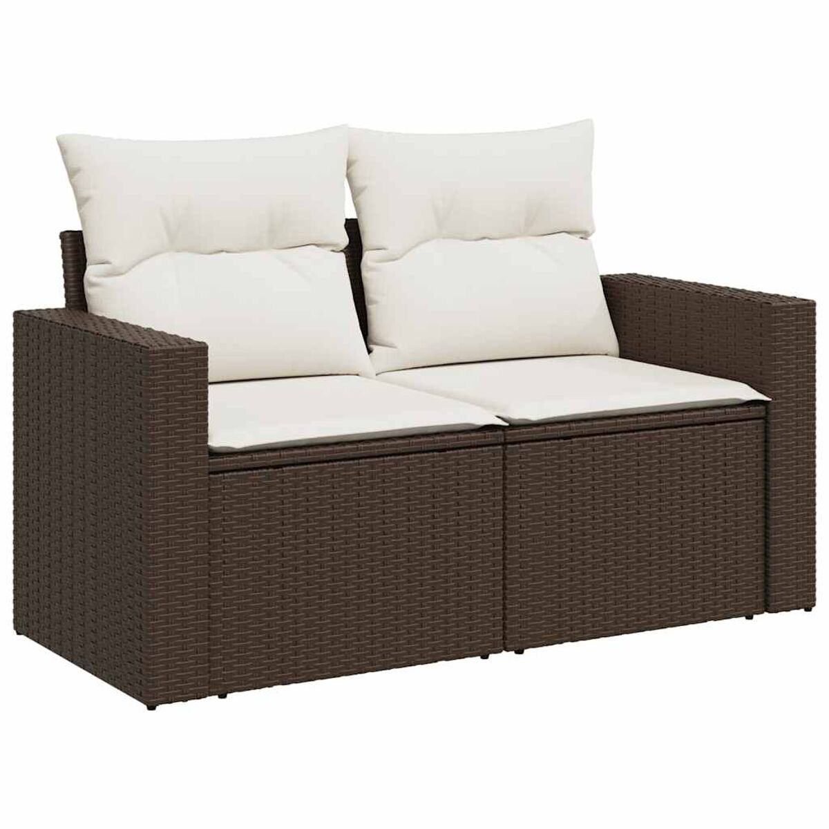Zweisitzer-Rattansofa, braun, mit weißen Kissen. Vorderansicht, weißer Hintergrund.