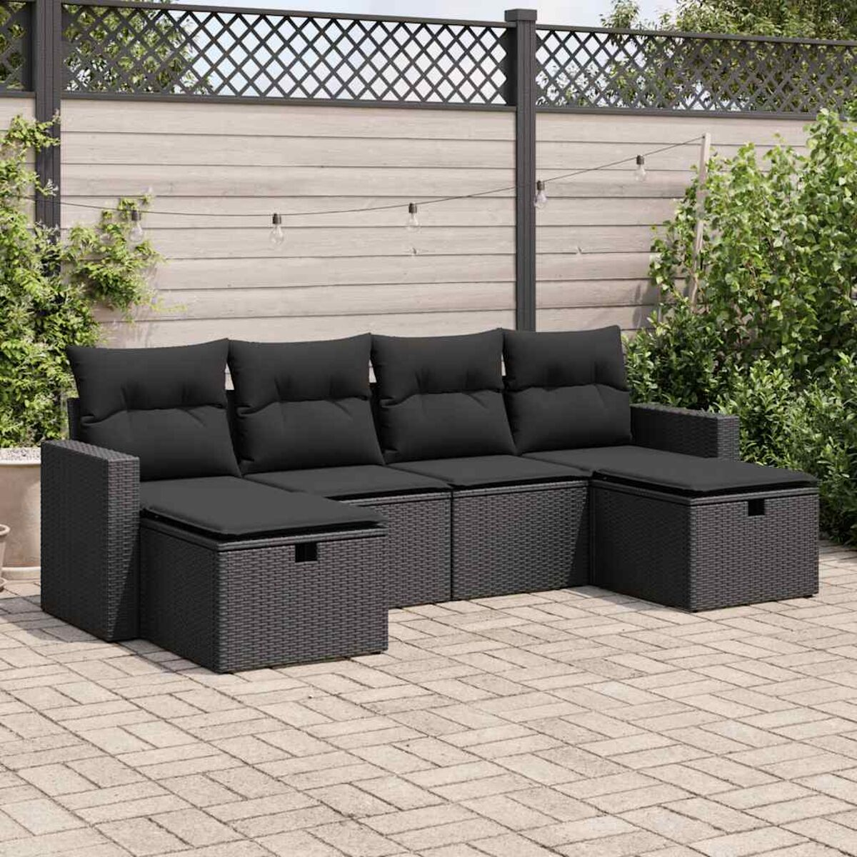 Set di mobili da esterno in rattan nero. Divano a quattro posti e due panche contenitore. Cuscini neri.