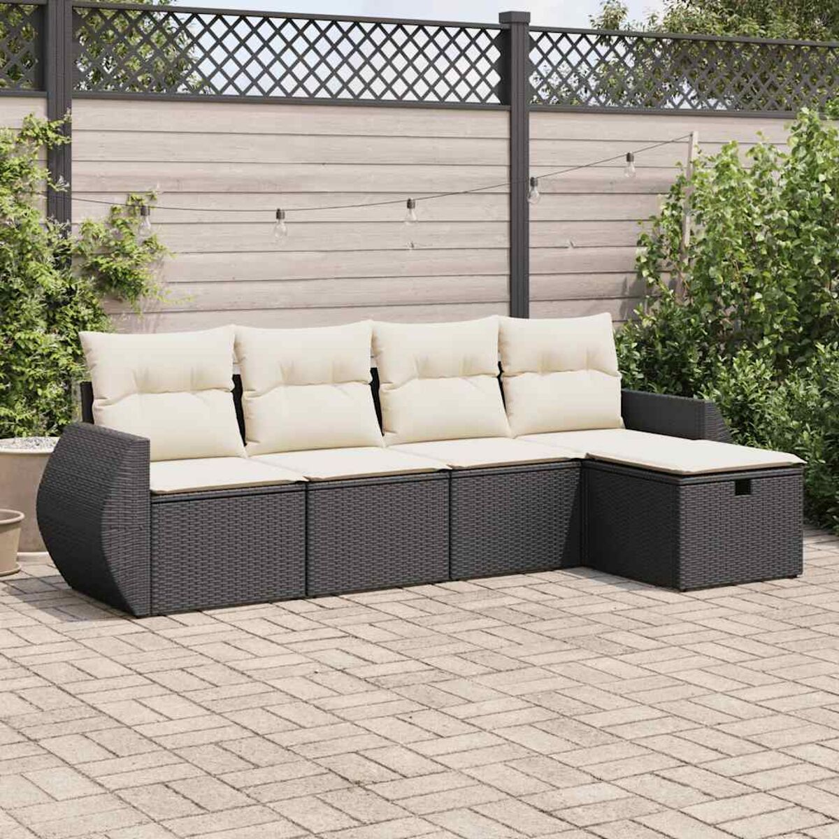 Outdoor-Sofagarnitur mit beigen Kissen und schwarzem Rahmen. Das Set steht auf einer Backstein-Terrasse.