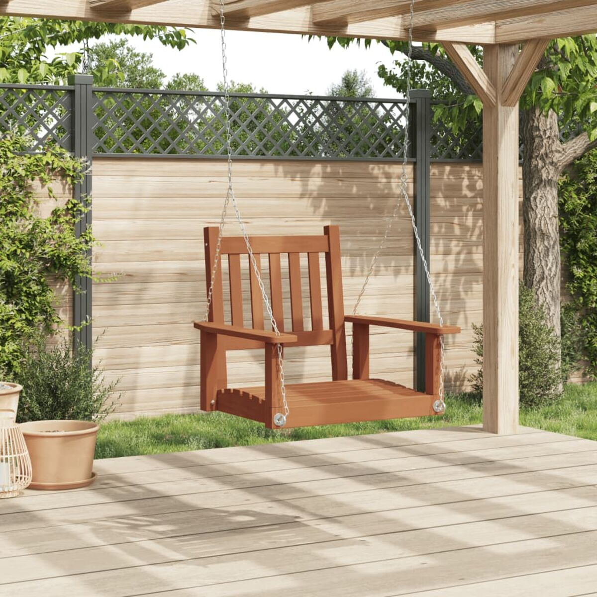 Eine Holzschaukel, die an einer Pergola hängt. Die Schaukel ist braun, die Umgebung ist draußen.